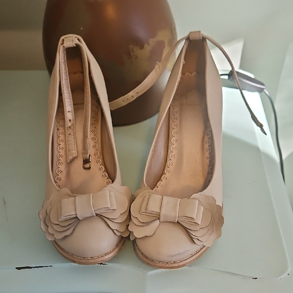 Cream Coloured Bow Pumps - Picture 1 of 4